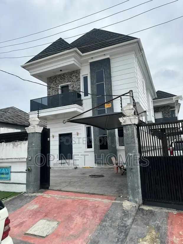 Gidan Kayan Kayan 4-Bedroom Duplex da BQ a Lekki Sayarwa - 1