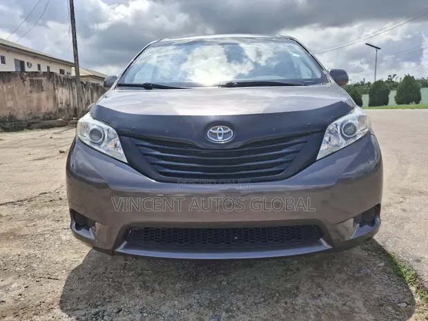 Toyota Sienna LE 7-Fitar Da Zama 2011 - Launarin Ja - 1