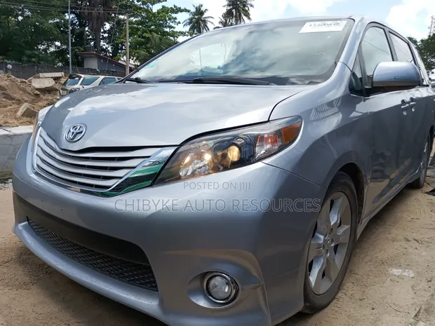 Toyota Sienna SE 2012 Silver - 1