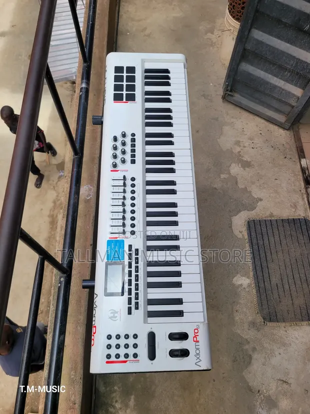 M-Audio Axiom Pro 61 MIDI Keyboard Controller - 1