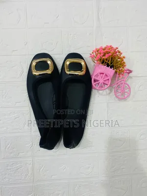 La Sleek Chic Black Faux Leather Flat Shoes - Women's Size 6