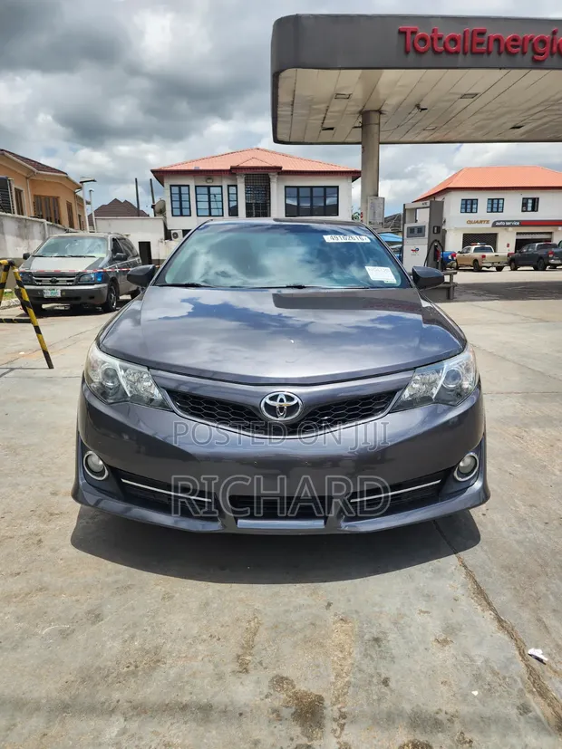 Toyota Camry SE Sedan ta 2013 - 1