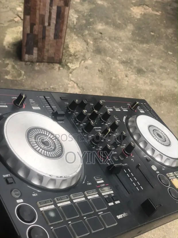 Pioneer DDJ-SB3 DJ Controller - 1