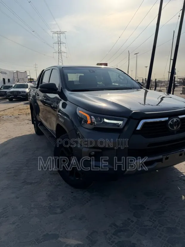 2024 Toyota Hilux Black - 1
