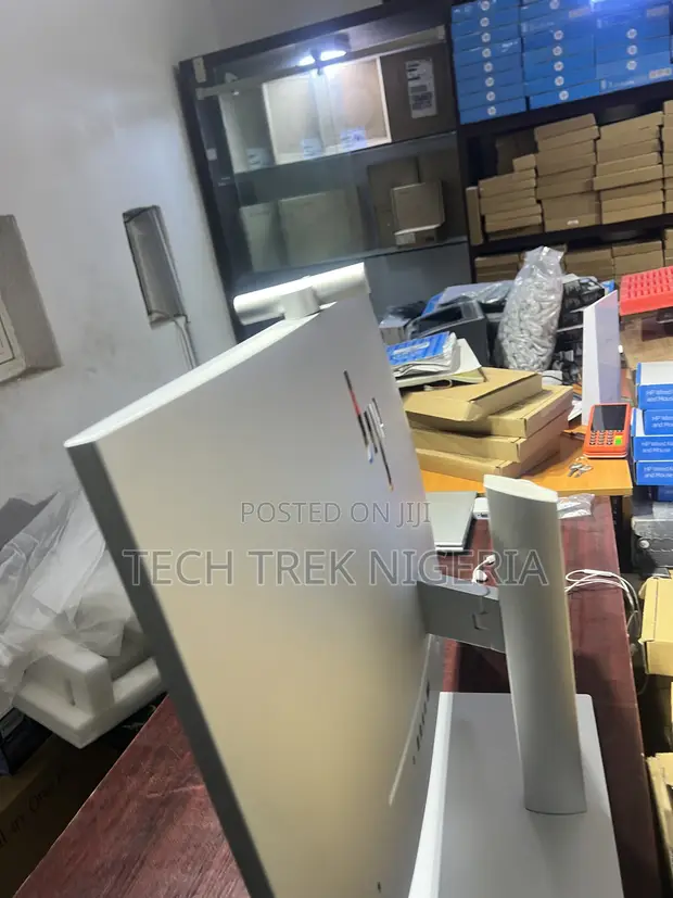 HP EliteOne 840 G9 All-in-One Desktop (i5, 16GB RAM, 512GB SSD) - 1