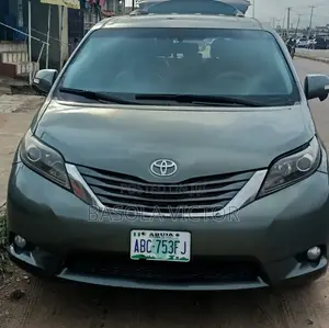 2011 Toyota Sienna SE 8 Passenger Green