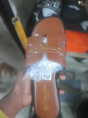 Takalmi Mata na Christian Dior masu Launuka Daban-daban