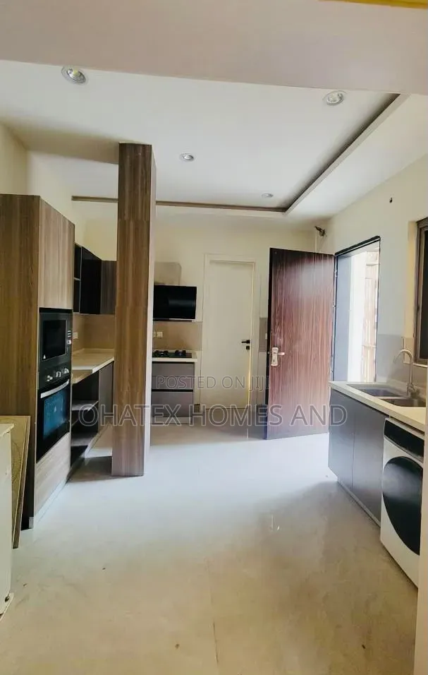 5-Bedroom Duplex with BQ in Zone C, GRA Phase 1, Ikoyi - 1