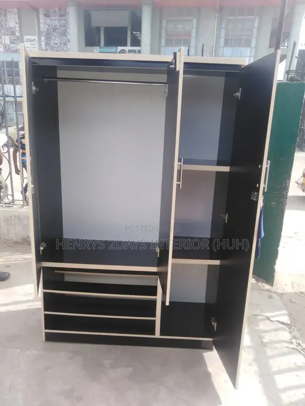 Wardrobe Na Gida - Baƙi Tare Da Rakon Takalmi - 1