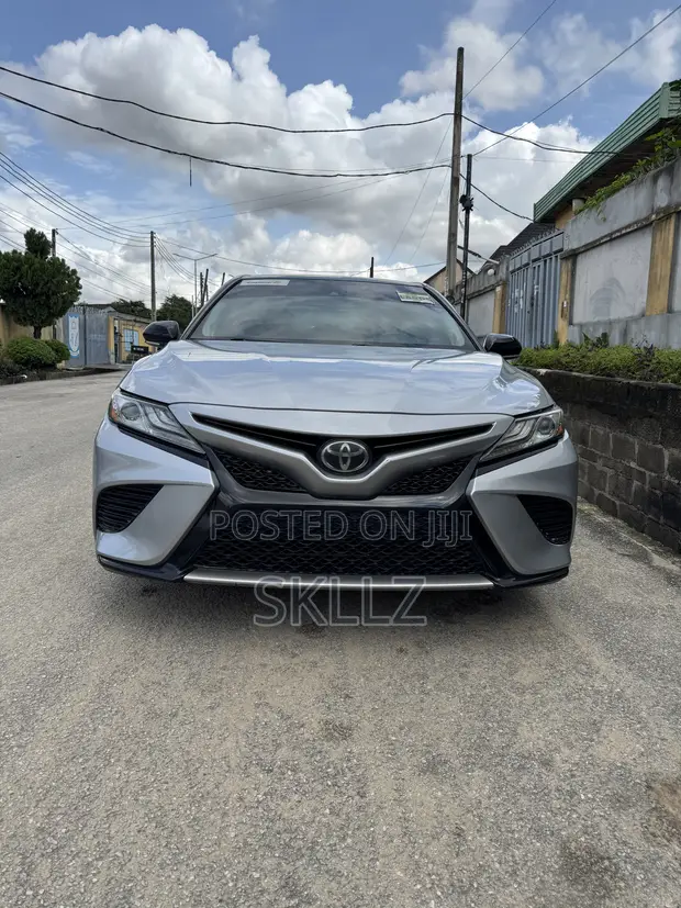 Toyota Camry XSE 2019 Launin Azurfa - 1