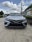 Toyota Camry XSE 2019 Launin Azurfa - 1