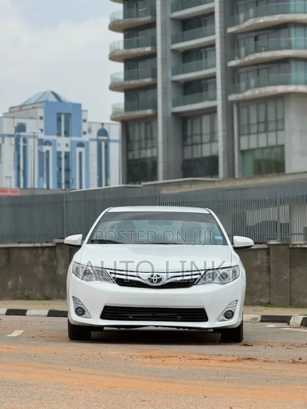 2014 Toyota Camry LE 2.5L Sedan - White - 1