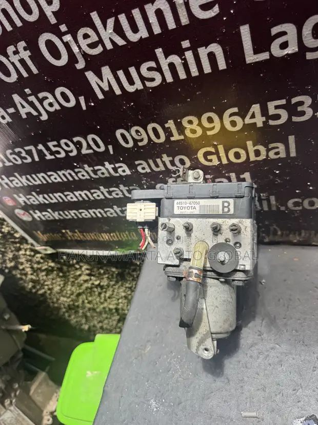 Toyota Prius 2005-2006 Hybrid ABS Brake Actuator - 1