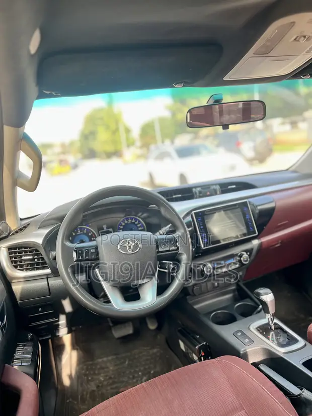 Toyota Hilux SR5 4x4 2018 Black - 1