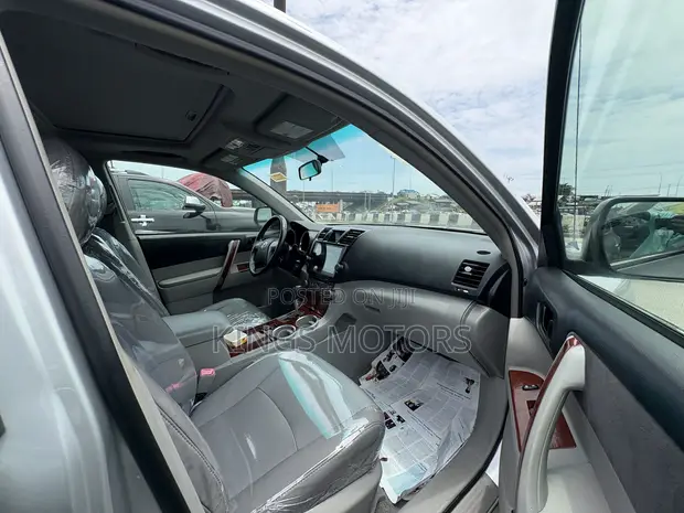 Toyota Highlander 2010 Silver - 1