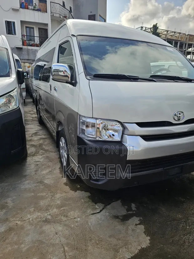 Toyota HiAce Bus 2013 Fari - 1