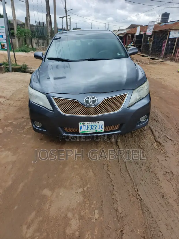 Toyota Camry 2010 Gray - 1