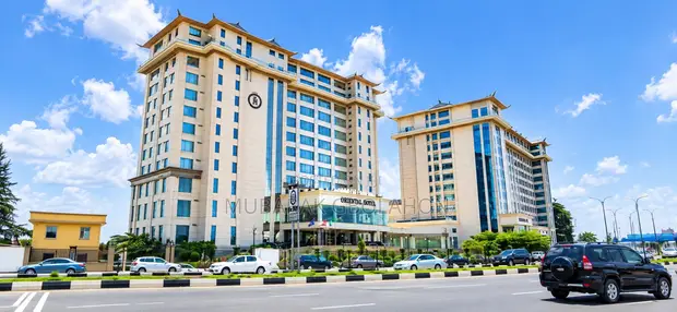 Babban Hotel Mai Taurari 5 a Bakin Ruwa Don Siyarwa a Legas - 1