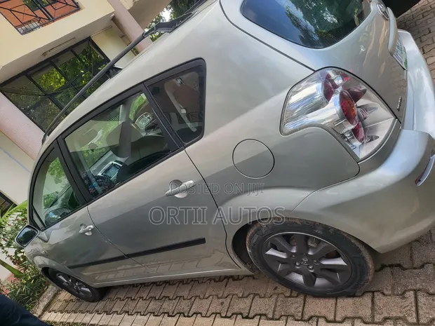 Toyota Corolla Verso 2007 Silver - 1