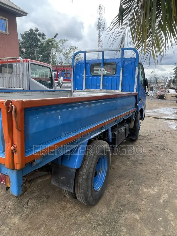 Toyota Dyna Truck 2004 Blue - 1