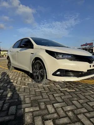2018 Toyota Corolla LE Eco Hybrid White