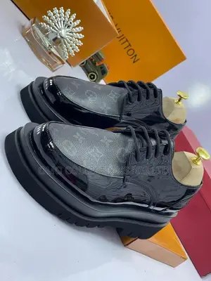Takalman Fata na Louis Vuitton na Maza, Launi Baki, Monogram