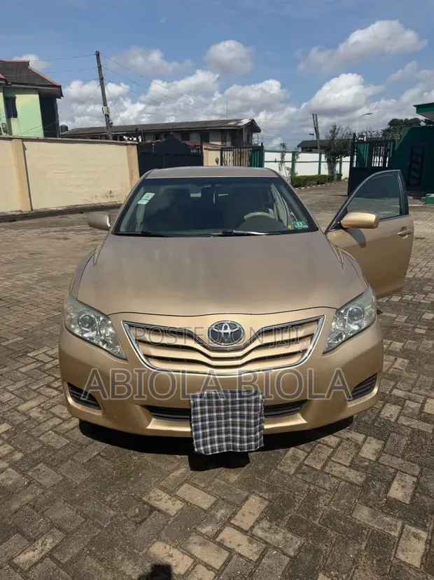Toyota Camry 2011 Gold - 1
