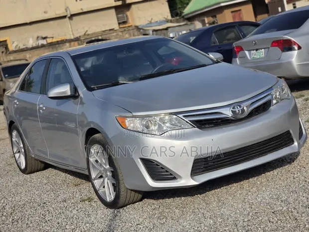 Toyota Camry LE 2013 Grey - 1