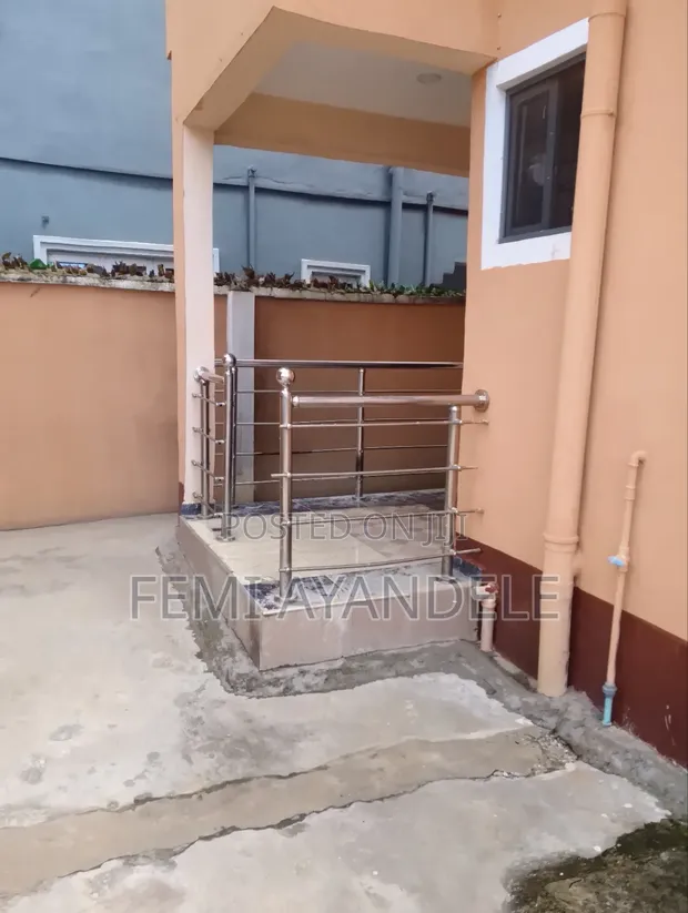 Wurin Zama Mai Kayan Daki 2 Bedroom a Ire Estate, Igbogbo don Sawa - 1