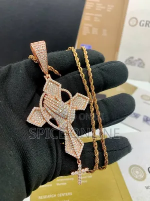 Rosary Cross Pendant Necklace na Rose Gold da VVS Moissanite