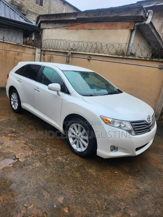 Toyota Venza XLE 2010 White - 1