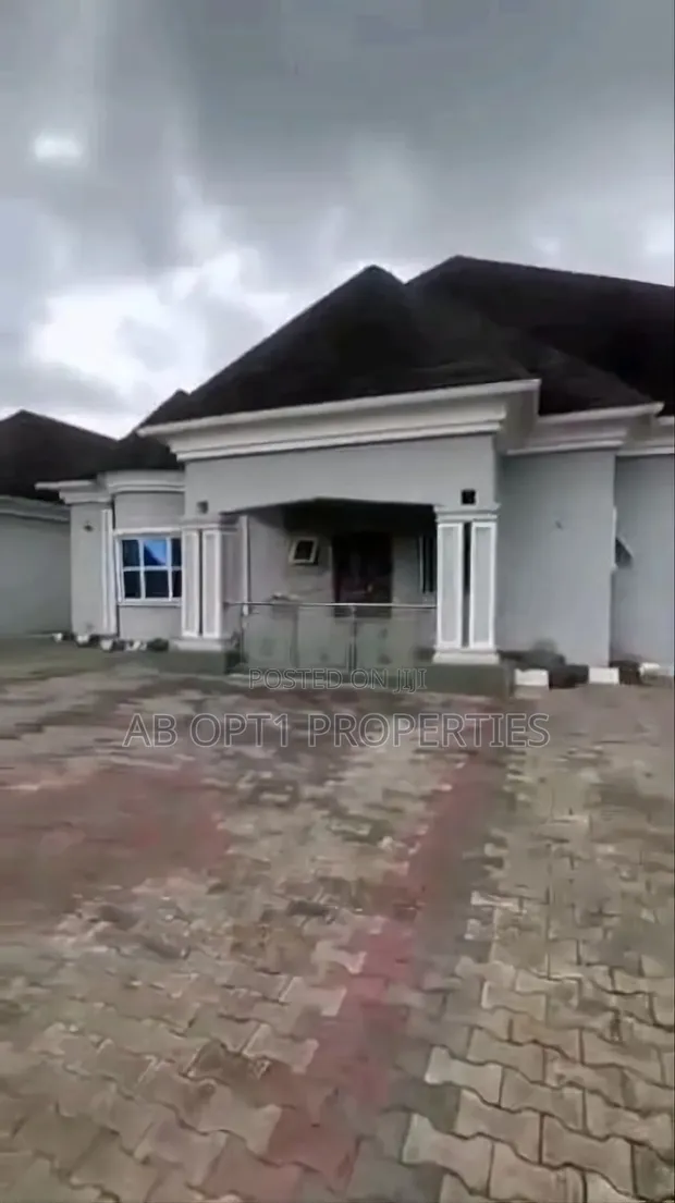 4-Bedroom Bungalow da BQ a Amagba GRA, Benin City - 1