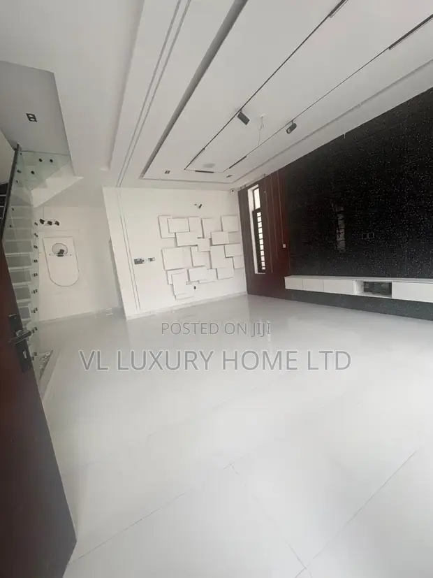 5-Bedroom Duplex with BQ in Lekki Phase 2 - 1
