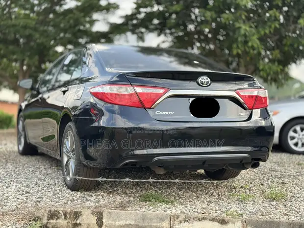 2016 Toyota Camry SE Sedan - 1