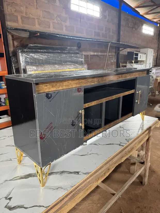 Mai Kyau Mai Launi Da Yawa Na TV Stand Tare Da Kabad - 1