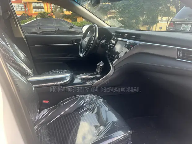 Toyota Camry SE FWD (2.5L) 2018 Fari - 1