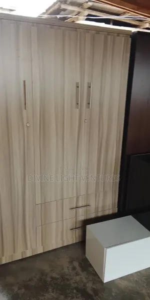 Kyawun Wardrobe da aka yi - Sabo