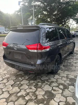 2013 Toyota Sienna XLE AWD 7-Passenger Minivan