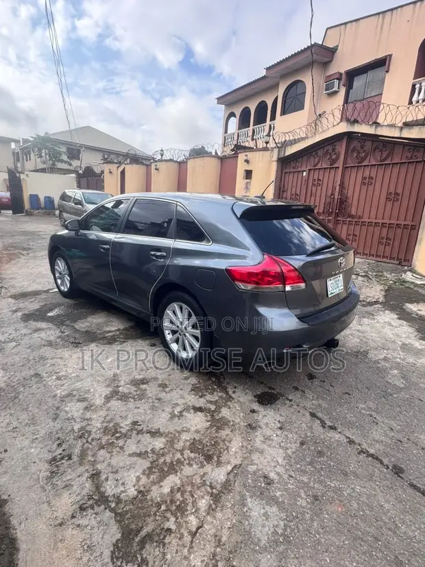 Toyota Venza 2011 Grey - 1