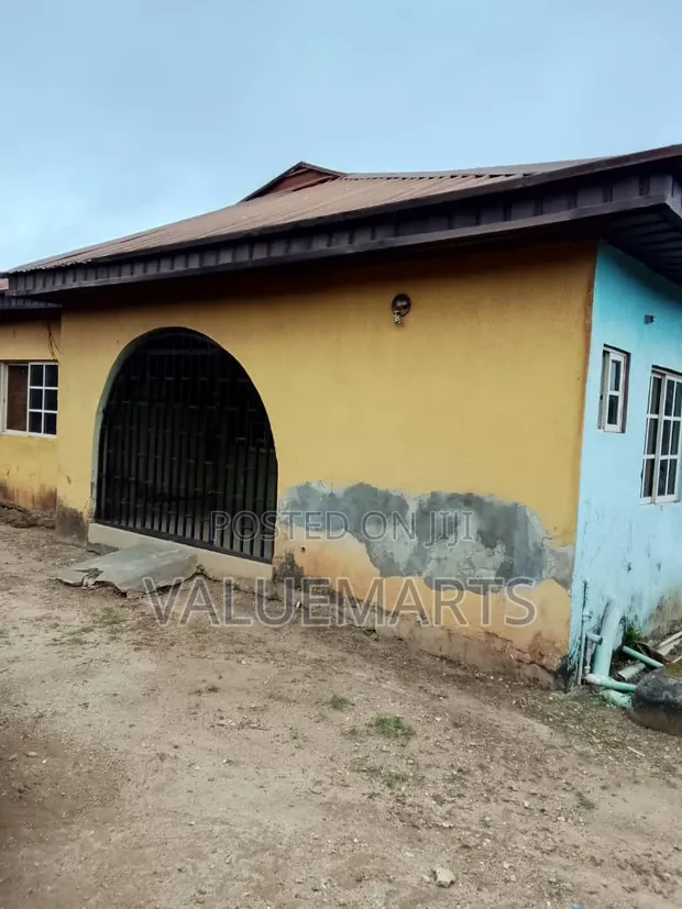 5-Bedroom Bungalow da C of O a Ota - 1