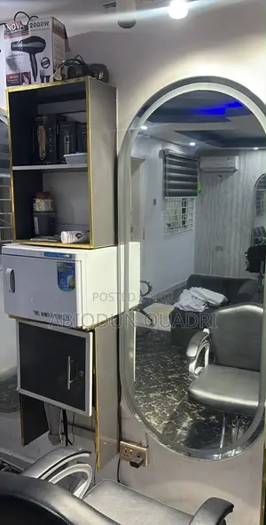 Kujerun Gyaran Gashi da Madubai masu Hasken LED