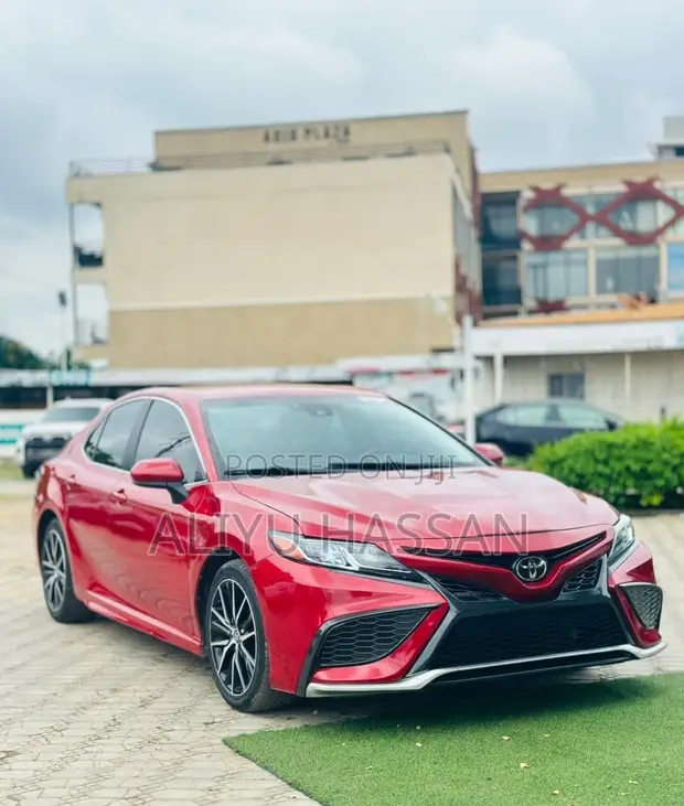 Toyota Camry SE 2021 Red - 1