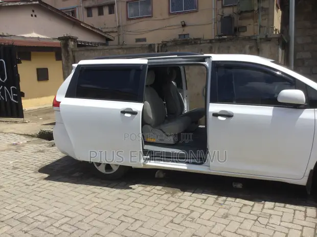 Toyota Sienna 2012 Fari - 1