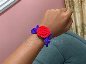 Kwalliyar Hannu ta Crochet Rose da Fiffike