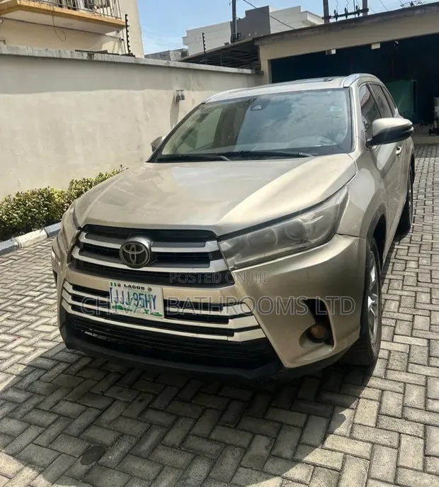 2015 Toyota Highlander XLE AWD SUV - Gold - 1