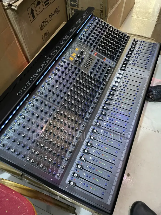 Yamaha VT-24 Channel Live Mixer - 1