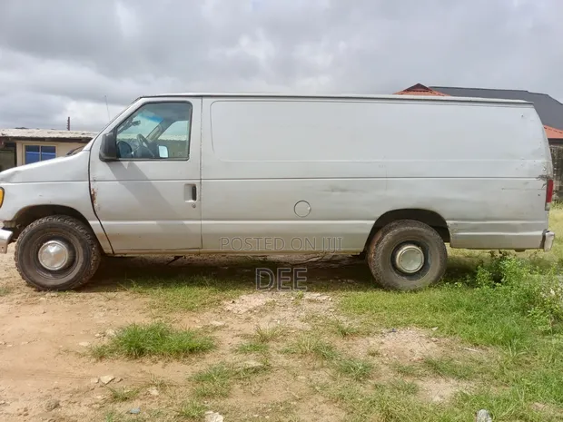 Van Available for Goods and Home Property Transport - 1