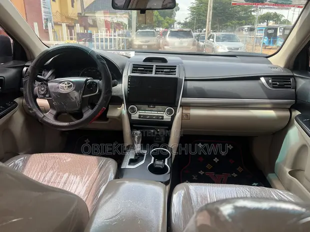 Toyota Camry LE 2014, Launin Fari - 1