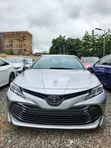 Toyota Camry LE 2018 Launi Azurfa - 1
