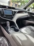 Toyota Camry LE 2018 Launi Azurfa - 3